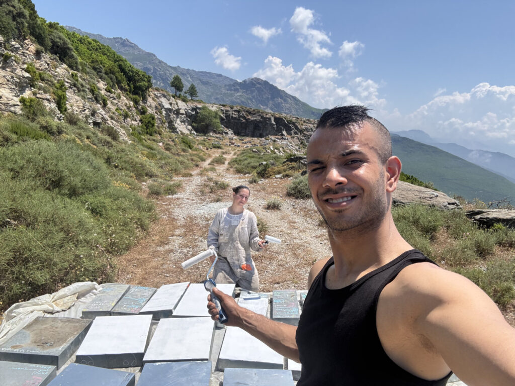 Alex et Noémie peignant le toit du rucher de Brando
