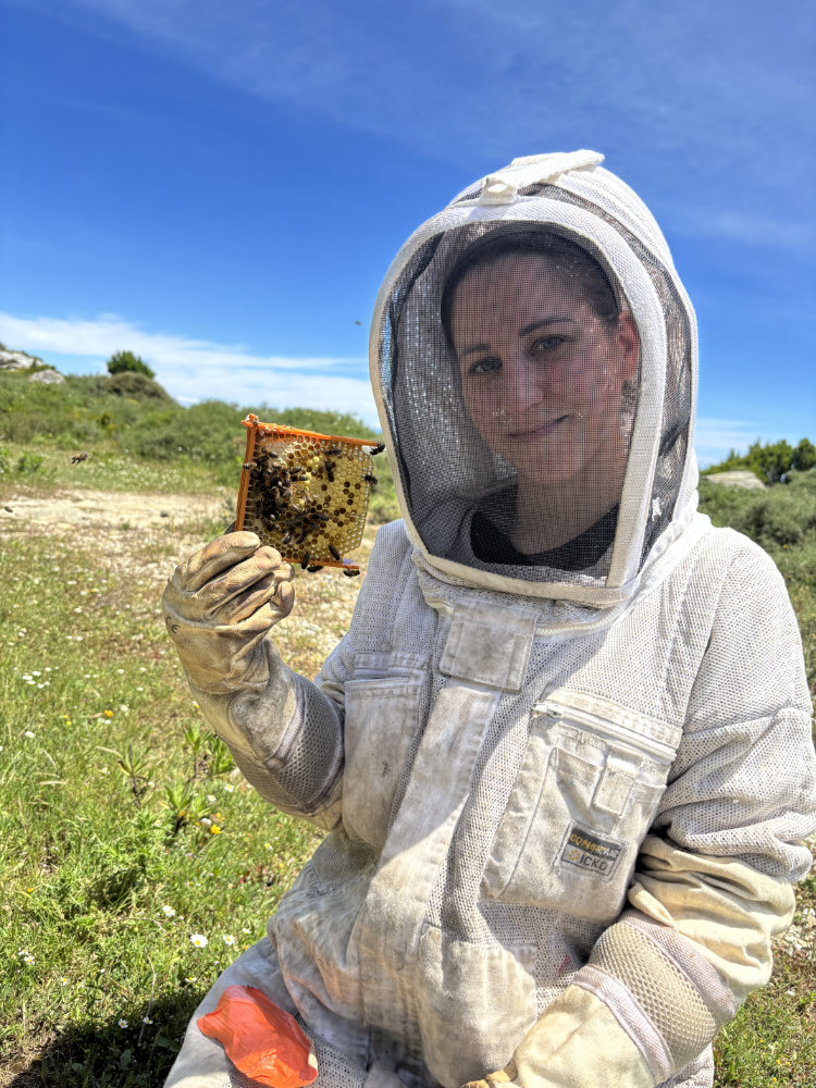 Noémie au rucher de la Carrière de Brando